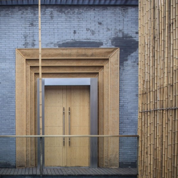 hus med sekretessskärm gjord av bambu tegelvägg