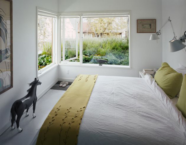 modernt sovrum fönster grönt överkast kudde