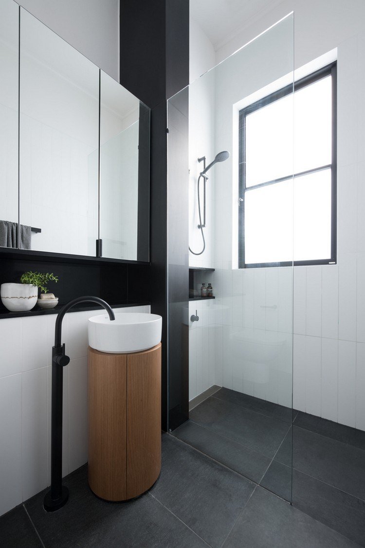 hus med separat lägenhet modernt gammalt nytt badrum duschkabin handfat moderna skåp kakel glas skiljevägg