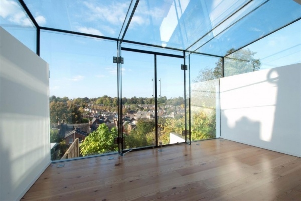 Glastak trägolv modernt hus England balkong