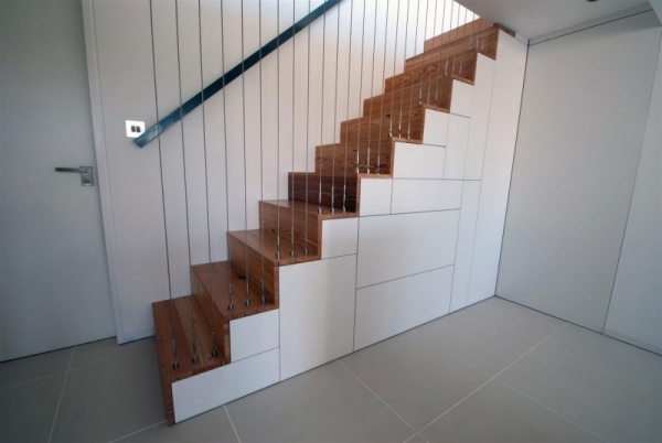 Trä trappor metallräcke-moderna designidéer