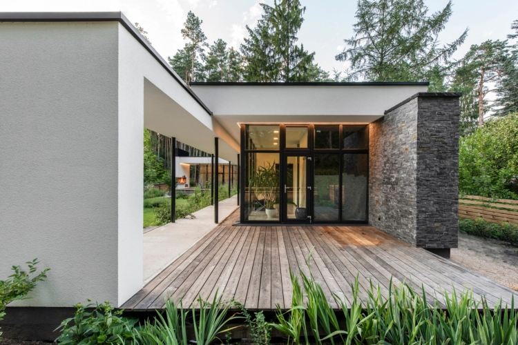 hus med glasfront natursten betongglas