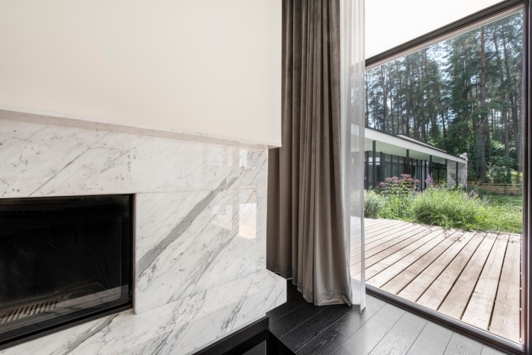 hus med glasfrontspis marmorpaneler träplankgolv