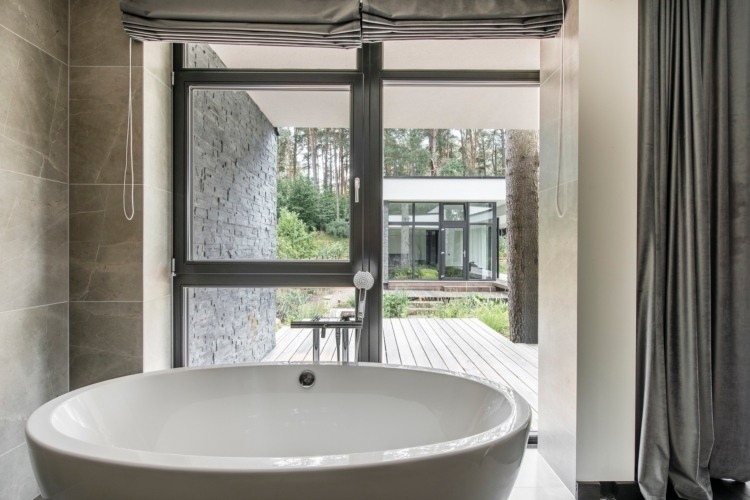 hus med glasfront fristående runda badkar fönster