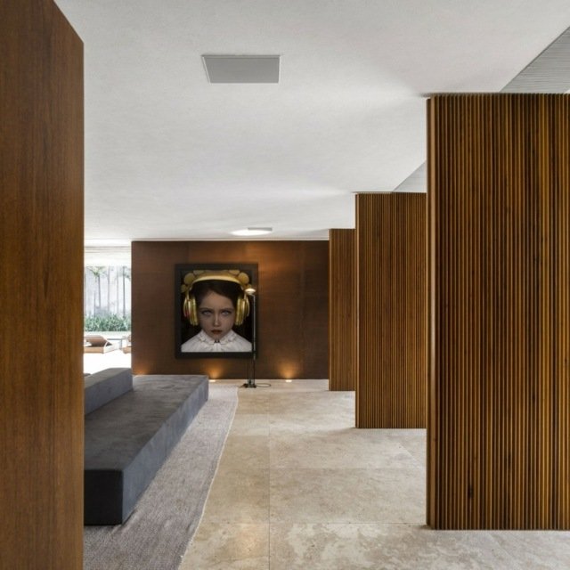 Trä väggbeklädnad dörrar hörn soffa bild vägg modernt elegant vardagsrum