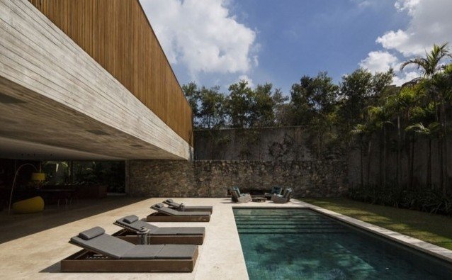 Recliner pool fristående hus modern fasad trädgård