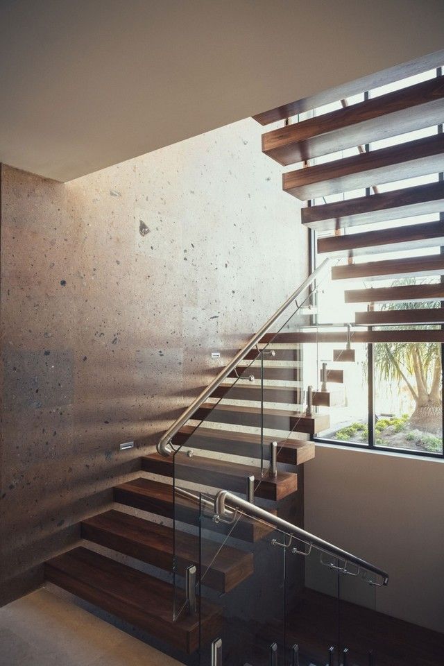 Inredning design trappor exponerade betong vägg design glas metall räcke
