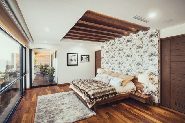 Trä plank golv säng matta vita väggar nautisk stil