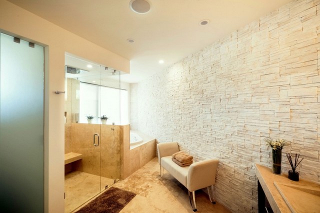 Stenvägg duschkabin glasdörr badrumsmöbler naturmaterial sandfärg