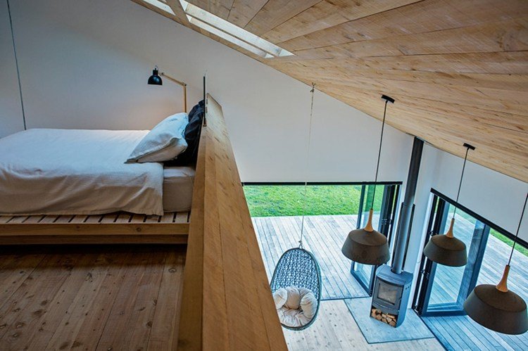 sluttande tak-hängande-lampor-hängande-stol-säng-5