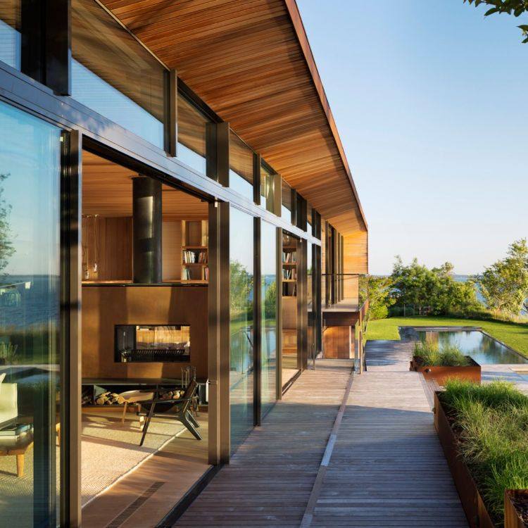 hus med träpanel design fågel utsikt tak greener pool natur gräsmatta
