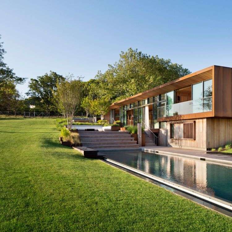 hus med träpanel design fågel utsikt tak greener pool natur gräsmatta omgivning träd