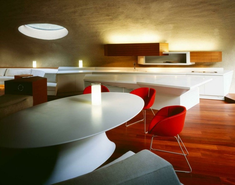 hus-indirekt-belysning-oval-matbord-röda-stolar-retro-stil