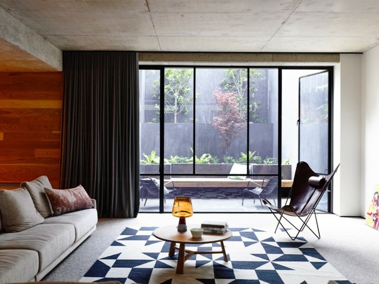 vardagsrum matta geometrisk interiör i betong utseende fönster soffa