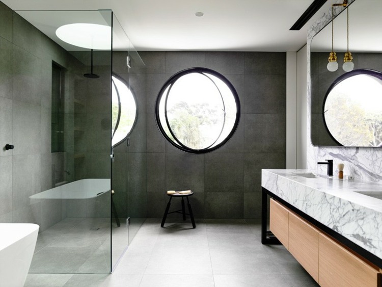 badrum grå kakel betong handfat dusch fönster runt