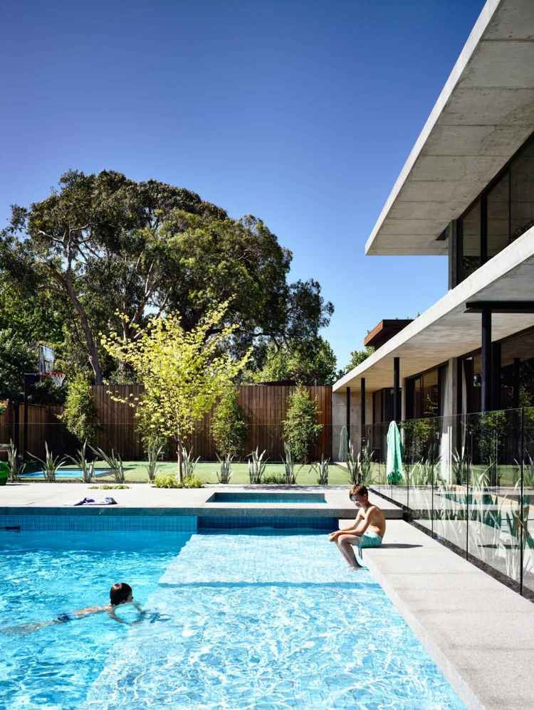 pool betonggolv taket trädgård ser modern ut