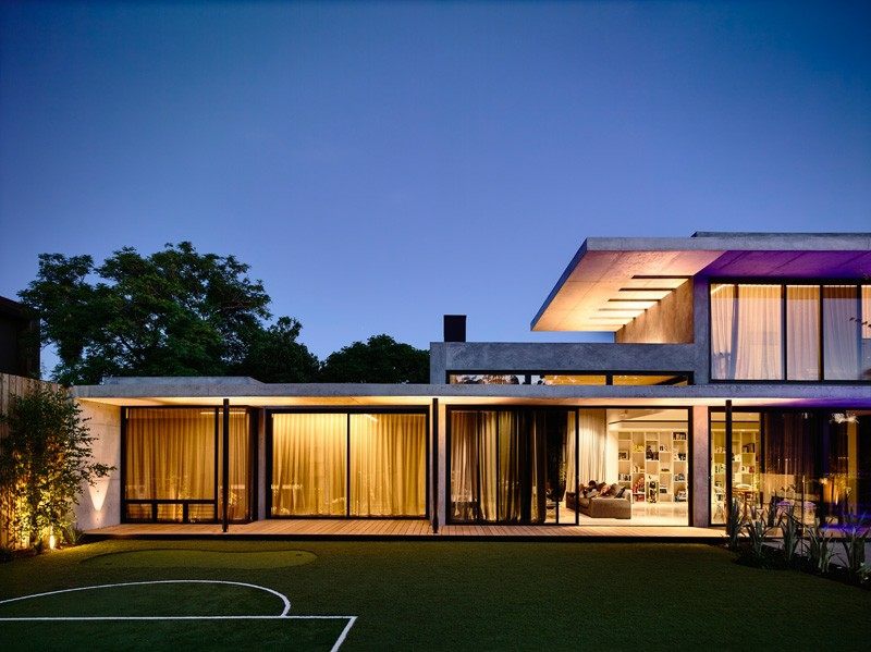 belysning-hus-design-betong-look-gräsmatta-natt