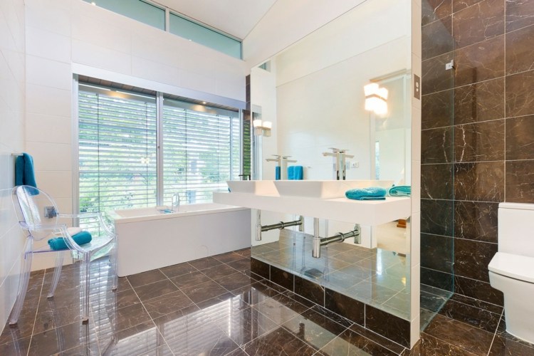 hus bostadsstruktur läderinredning brun kakel dusch badkar badrum marmorfönster