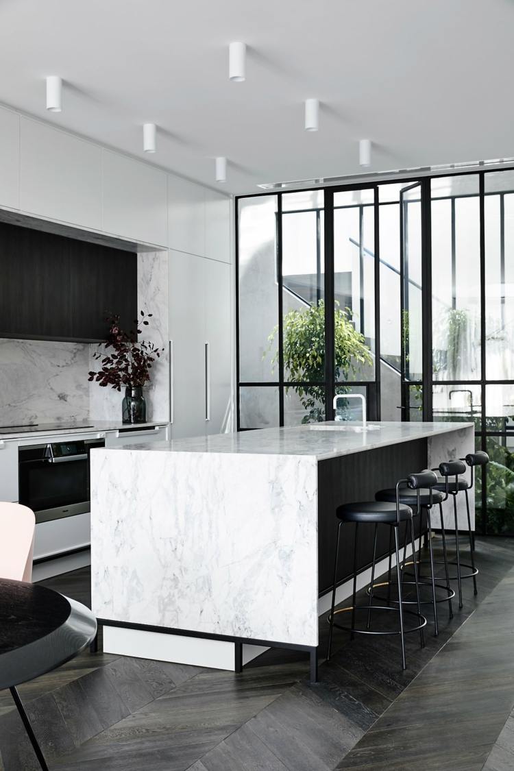 Fiskbensparkett och modern köksö med vit marmor