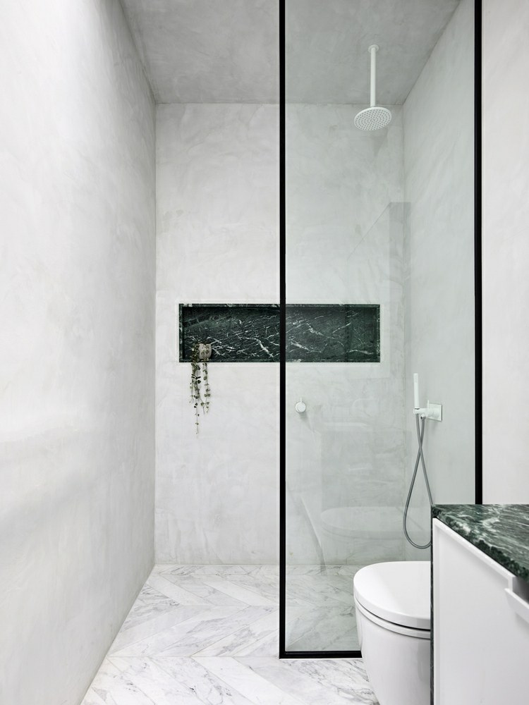 bänkskiva i grön marmor som accent i badrummet i natursten