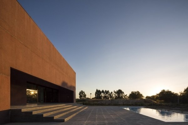 hus med minimalistisk arkitektur på portugal vertikal innergård