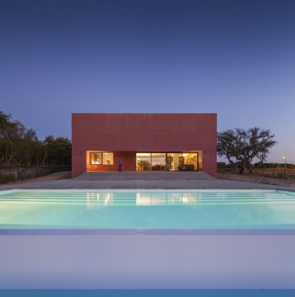 hus med minimalistisk arkitektur i portugal pool