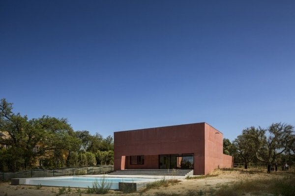 hus med minimalistisk arkitektur i Portugal