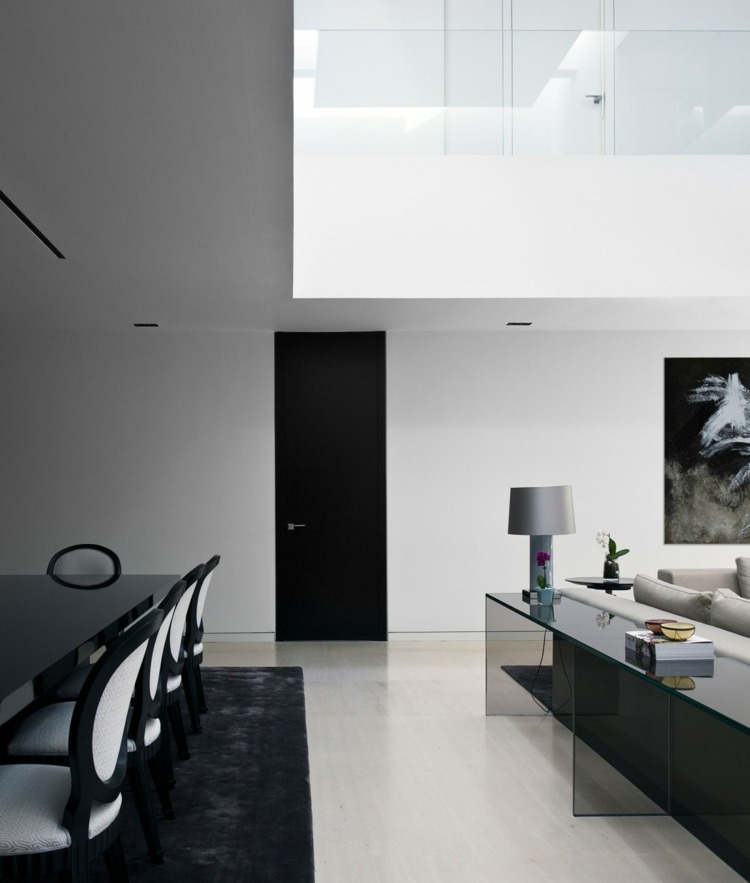 hus modern spiraltrappa vardagsrum skänk glas matbord svart högglans
