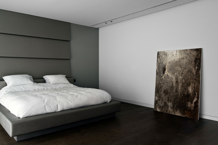hus modern spiraltrappa sovrum grå säng vägg design bild