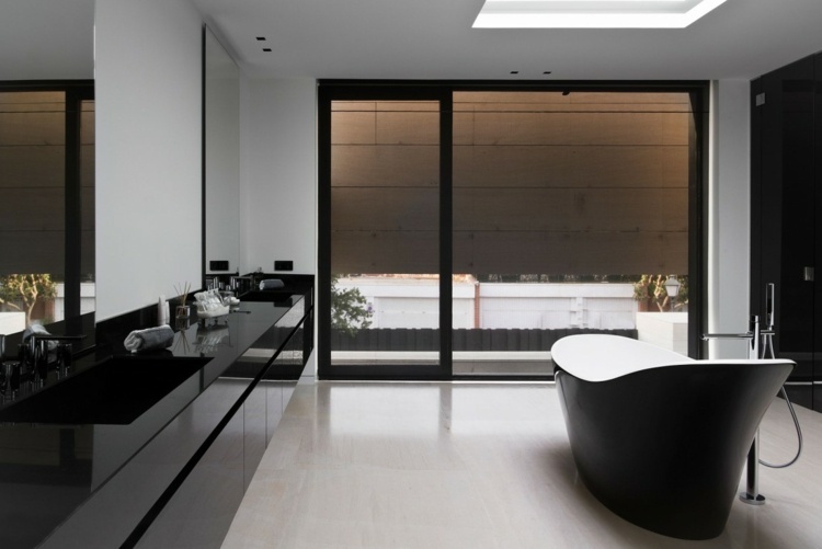 hus modern spiraltrappa badrum tvättställ högblank svart badkar