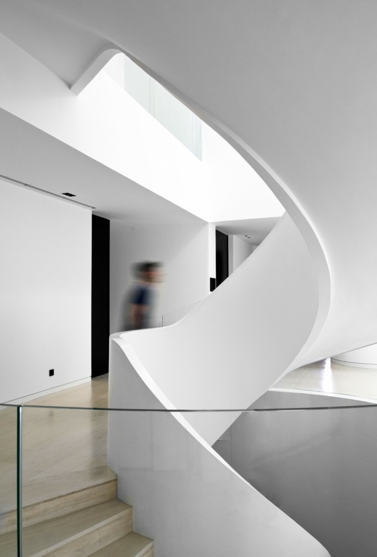 hus modern spiraltrappa ledstång vit glasgolv