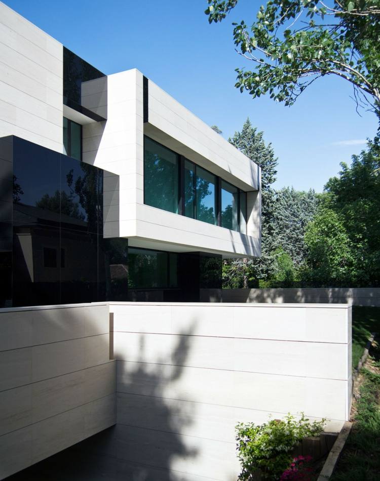 hus med modern spiraltrappa spanien design minimalistisk svart