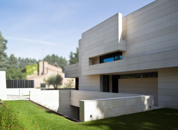 hus med modern spiraltrappa exteriör design gräsmatta stenplattor enkelt