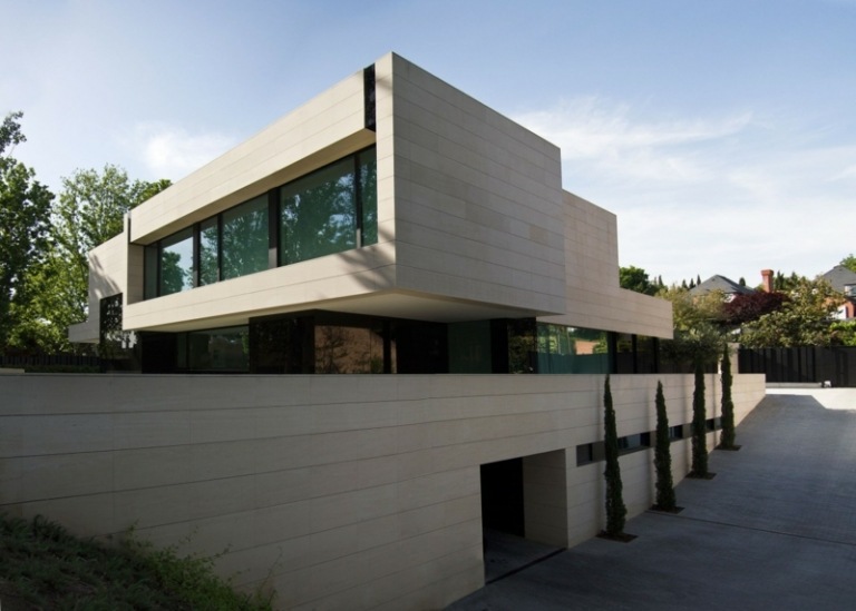 hus med modern spiraltrappa fasad ljusgrå garage uppfart