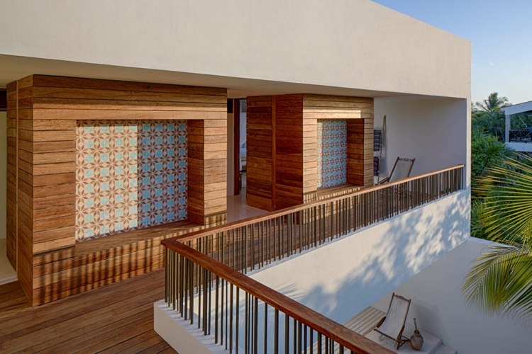 hus med en rustik stil balkong trä räcke accent vägg