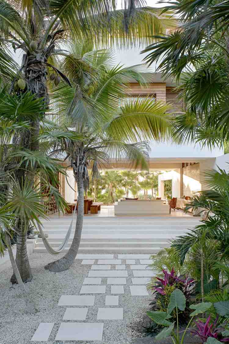 stil rustikt hus bostadsstruktur trädgård utomhus palmer blommor trädgård stig trappor