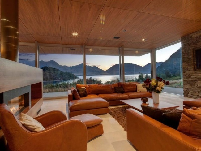 lädermöbler bekvämt hus med sjöutsikt i Nya Zeeland