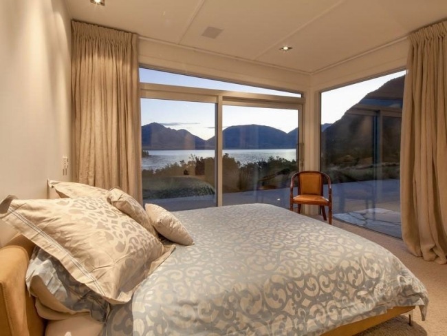 sovrum hörnfönsterhus med sjöutsikt i Nya Zeeland