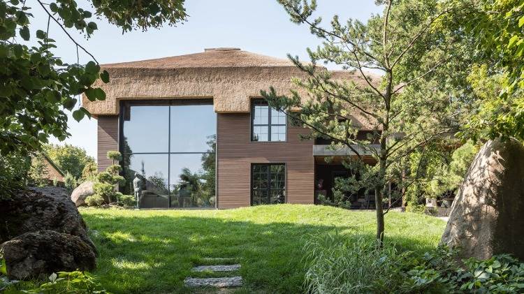 modernt hus med halmtak shkrub arkitektur land villa