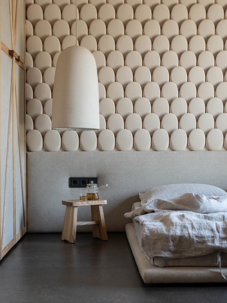 ljusa keramiska plattor placerade sida vid sida i sovrummet med minimalistisk design