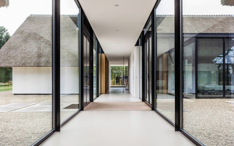 hus-med-massor-av-glas-korridor-fönster