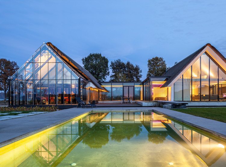 Hus med mycket glas - exteriör - naturlig poolbelysning