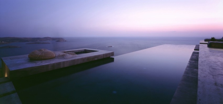 sten fasad vitt hus infinity pool design natt panorama hav