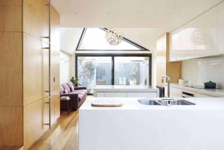 hus-renovera-bygga om-inredning-design-vardagsrum-öppet-kök-vitt-trä-lönn-soffa