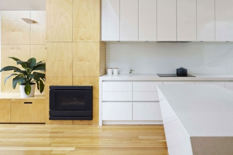 hus-renovera-bygga om-inredning-kök-minimalistisk-vit-lönn-ved-öppen spis