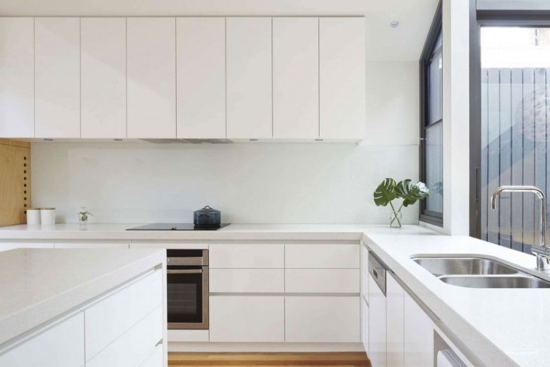 hus-renovera-bygga om-inredning-minimalistisk-kök-vit-diskbänk-köksskåp