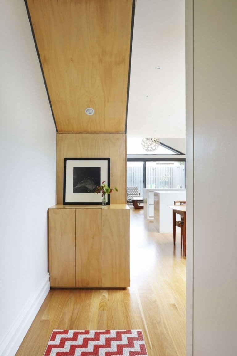 hus-renovera-renovera-inredning-design-korridor-väggbeklädnad-trä-lönn-fläckar