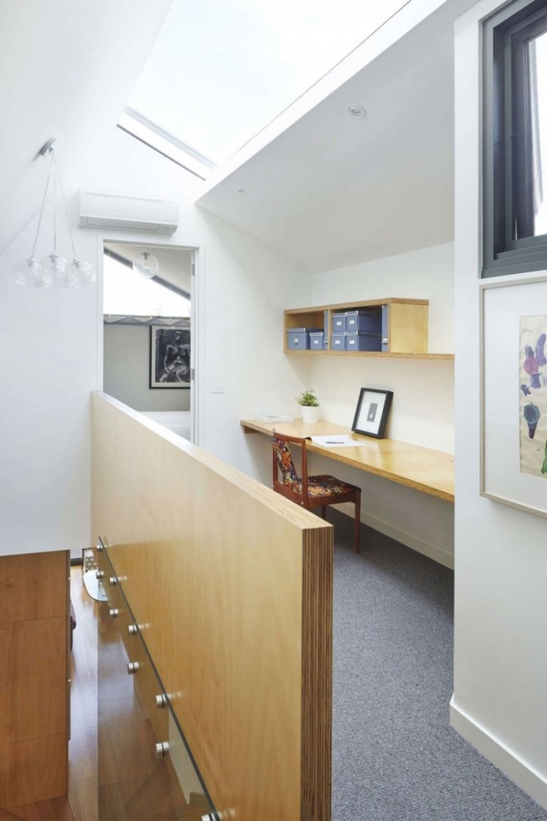 hus-renovera-remodel-interiör-design-interiör-trappor-räcke-glas-trä-takfönster-konsol bord