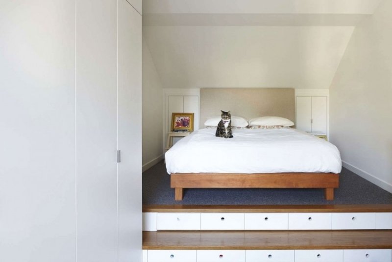 hus-renovera-renovera-inredning-sovrum-säng-inbyggd garderob-steg-lådor