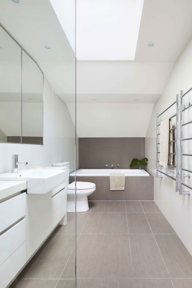 hus-renovera-renovera-inredning-badrum-minimalistisk-vit-grå-spegelvägg